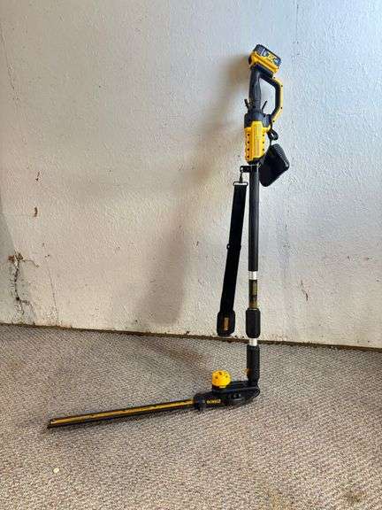Dewalt Hedge Trimmer 20V / Comes with Charger & Battery