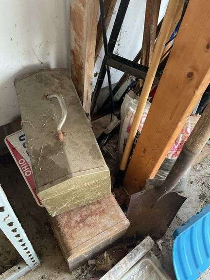 ASSORTMENT OF YARD TOOLS