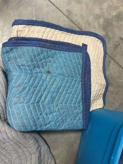 Tote of (5) furniture blankets