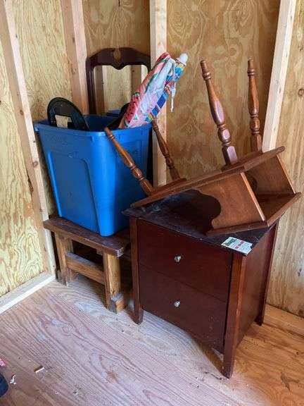 END TABLE, MAGAZINE RACK, STOOL-BENCH, TOTE WITH CONTENTS