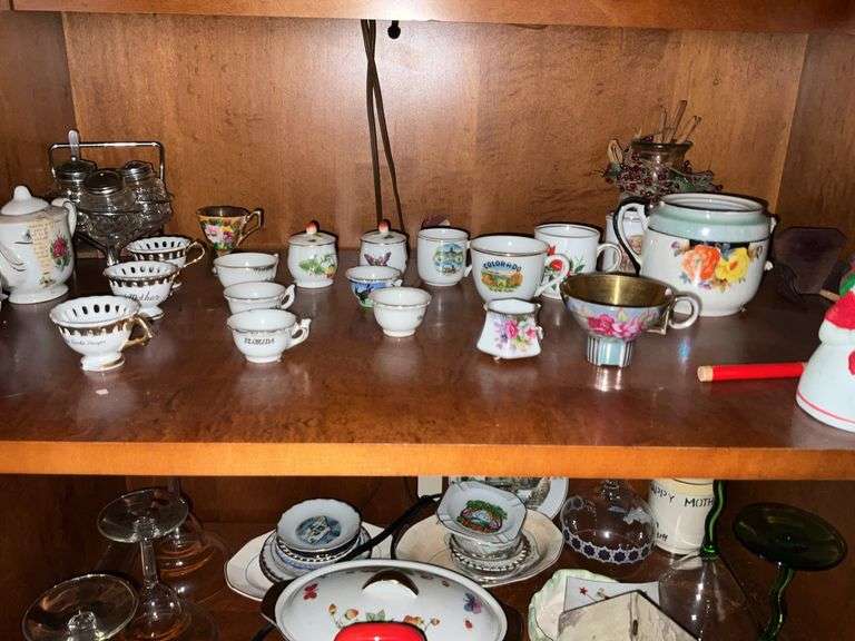 WOODEN CABINET WITH GLASSWARE