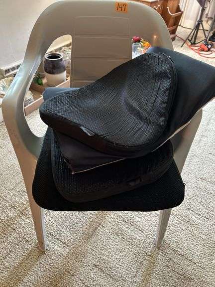 PLASTIC CHAIR AND SEAT CUSHIONS