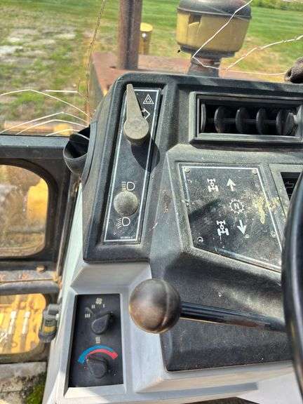 Caterpillar 416B Backhoe , 4x4 ( right side door window cracked ) Runs Good