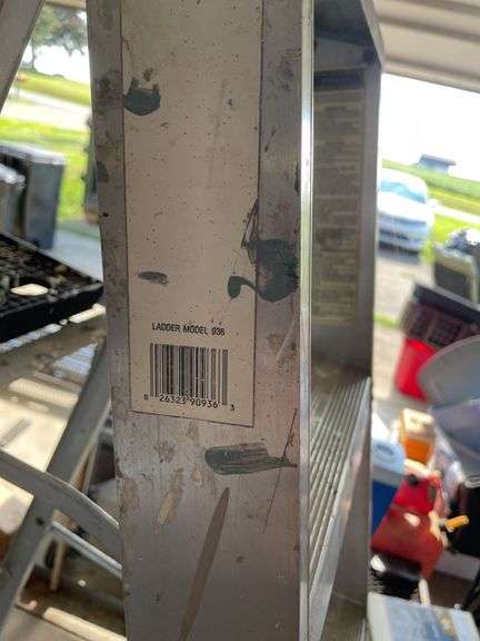 PAIR OF STEP LADDERS 4FT AND 6FT