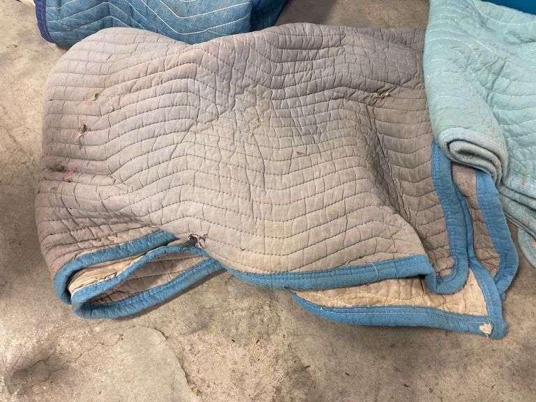 Tote of (5) furniture blankets