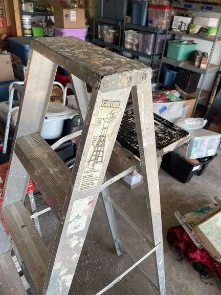 PAIR OF STEP LADDERS 4FT AND 6FT