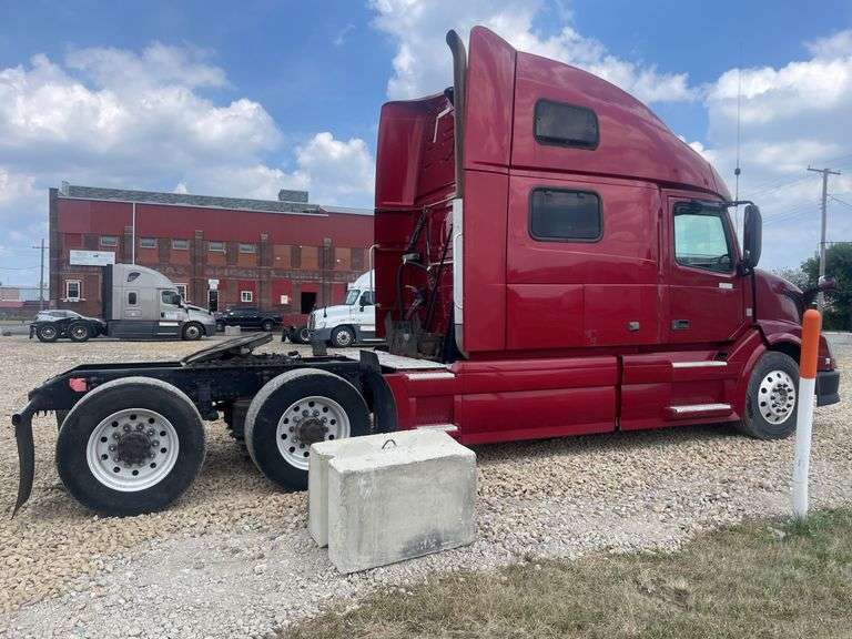 2012 Volvo VN 760 semi truck 10 speed manual - Body Type TK