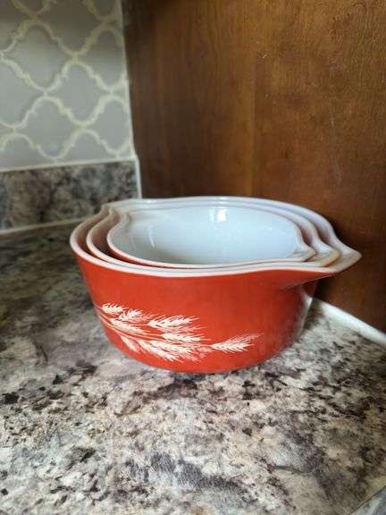 VINTAGE PYREX DISHES ASSORTMENT