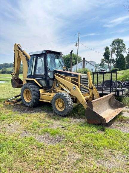 Caterpillar 416B Backhoe , 4x4 ( right side door window cracked ) Runs Good