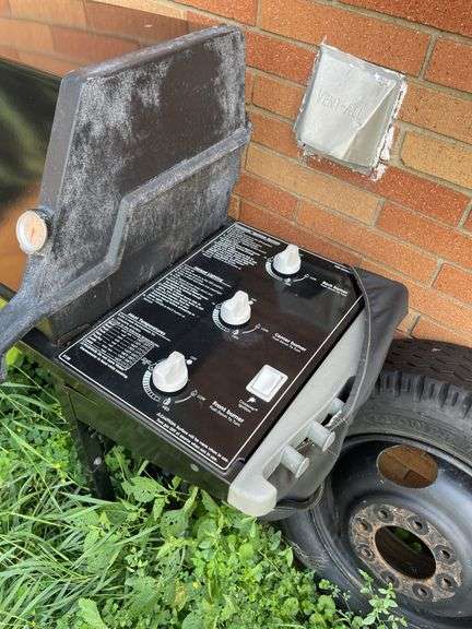 WEBER GAS GRILL WITH 2 PROPANE TANKS