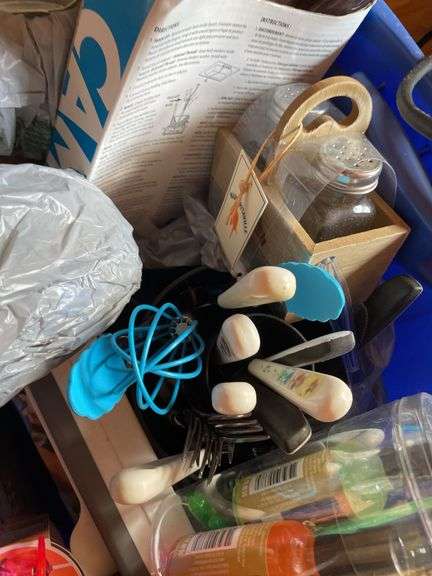 TOTE OF KITCHEN ITEMS, WASH CLOTHS AND BATH BOMBS