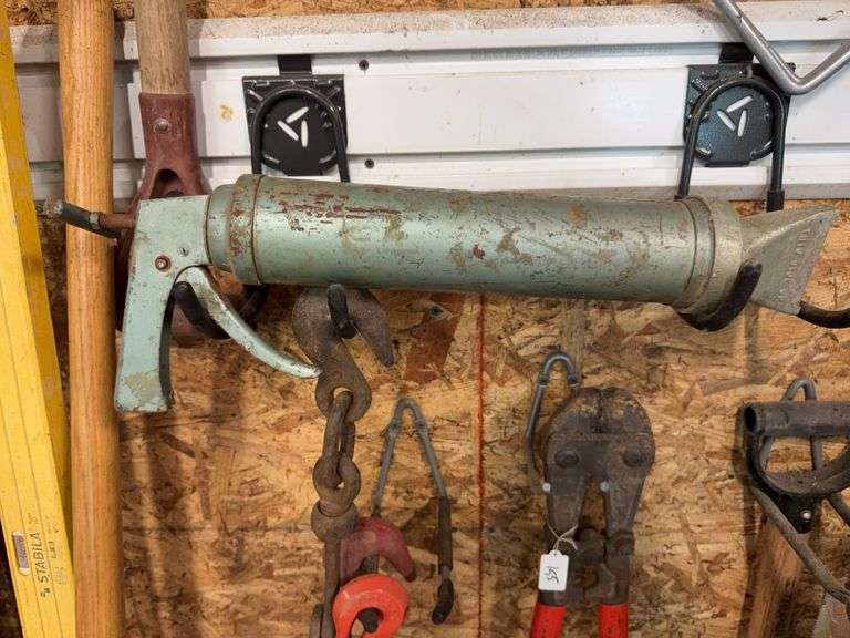 CAULK GUN FOR VINYL FLOORING