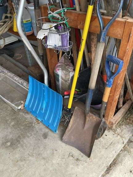 ASSORTMENT OF YARD TOOLS