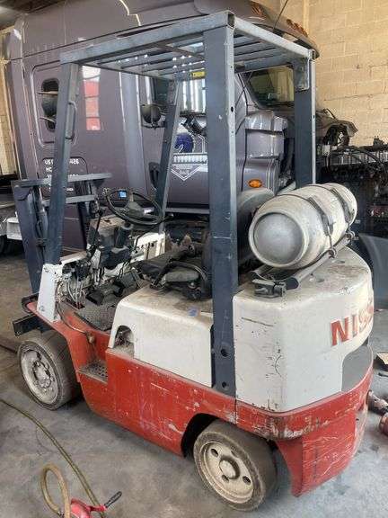 Nissan propane 4,000 lb capacity Tow motor