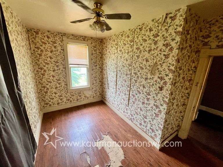 Fairmont 4 Bedroom Home with 4 Bay Garage