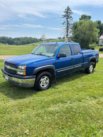 2003 Chevrolet 1500 Extended cab , 4x4 , Leather Interior, Good Running Truck