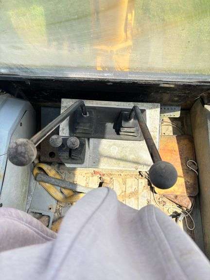 Caterpillar 416B Backhoe , 4x4 ( right side door window cracked ) Runs Good
