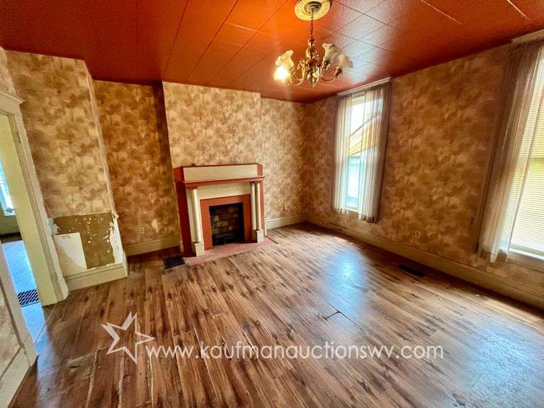 Fairmont 4 Bedroom Home with 4 Bay Garage