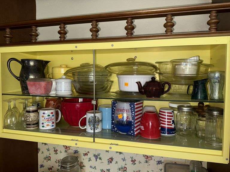 CONTENTS OF CUPBOARD INCL. SEVERAL PYREX PANS