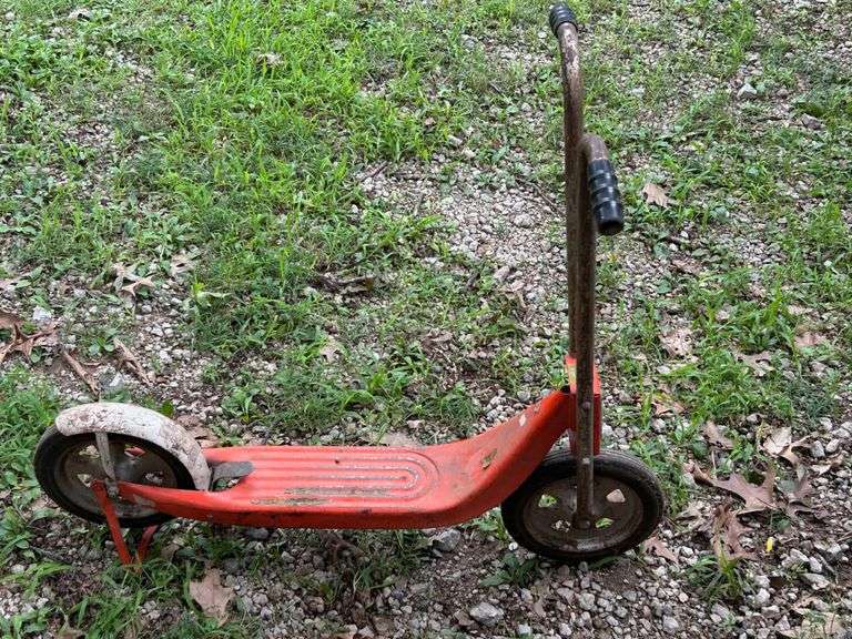 VINTAGE SCOOTER, POSSIBLY RADIO FLYER