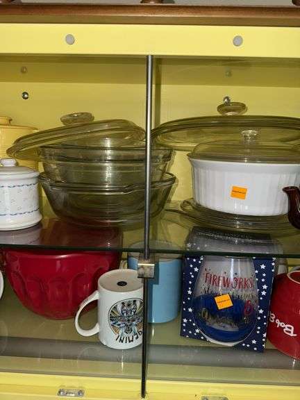 CONTENTS OF CUPBOARD INCL. SEVERAL PYREX PANS