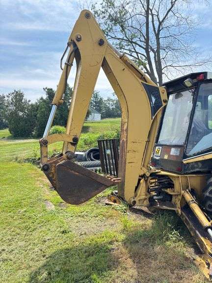 Caterpillar 416B Backhoe , 4x4 ( right side door window cracked ) Runs Good