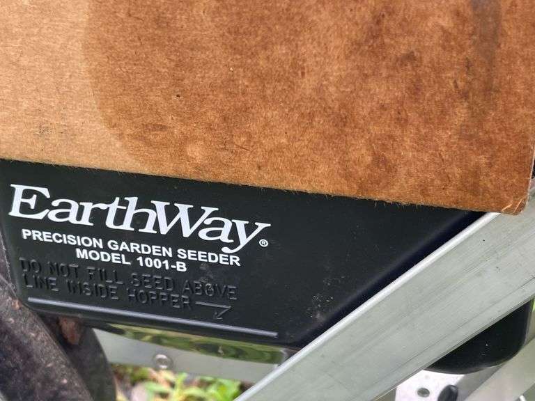 EarthWay Precision Model 1001-B Garden Seeder