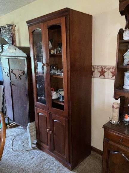 WOODEN CABINET WITH GLASSWARE