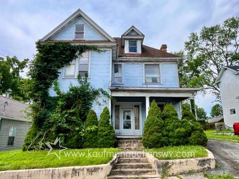 Fairmont 4 Bedroom Home with 4 Bay Garage
