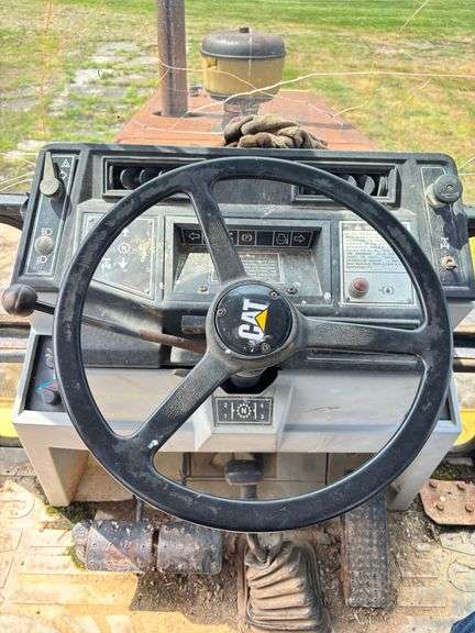 Caterpillar 416B Backhoe , 4x4 ( right side door window cracked ) Runs Good