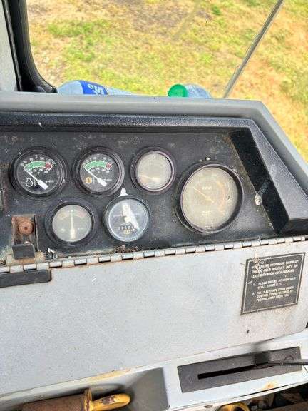 Caterpillar 416B Backhoe , 4x4 ( right side door window cracked ) Runs Good