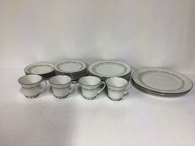 24 Piece Noritake Trilby China Set