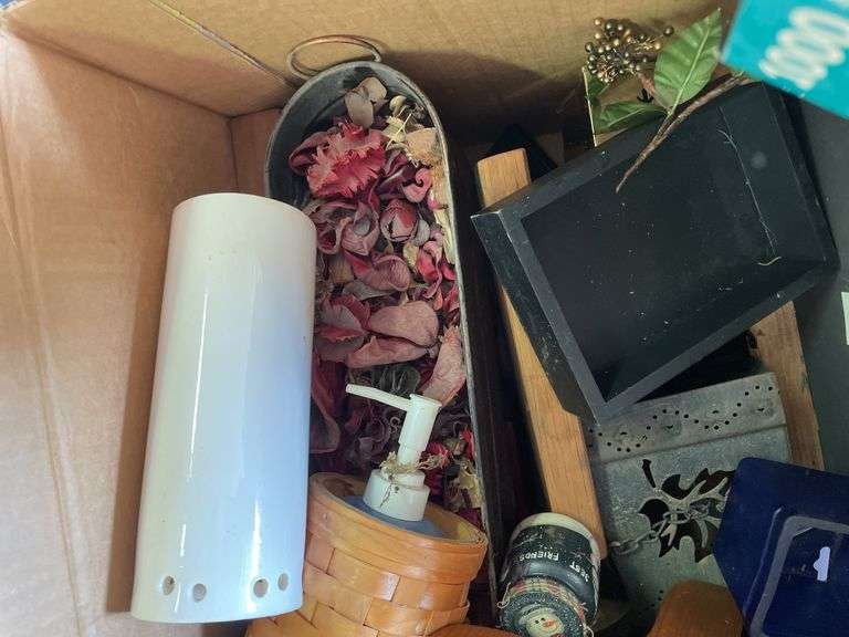 BOX OF BASKETS, PUZZLES, AND KNICK KNACKS