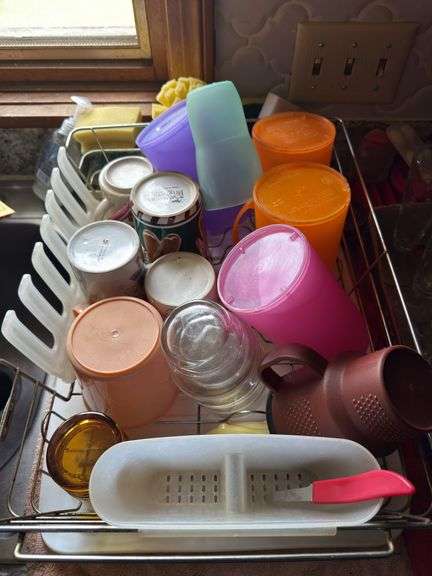 DRINKING GLASSES, KNIVES, DISH DRAINER AND KITCHEN ITEMS