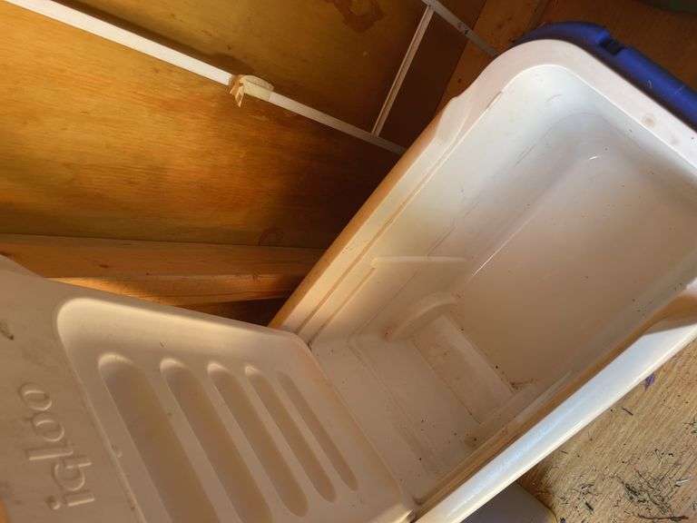ROLLING IGLOO COOLER CHEST