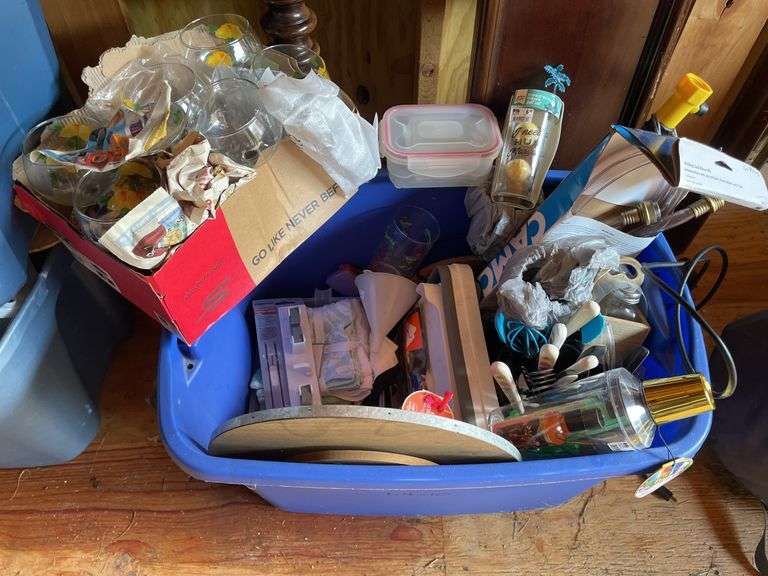 TOTE OF KITCHEN ITEMS, WASH CLOTHS AND BATH BOMBS