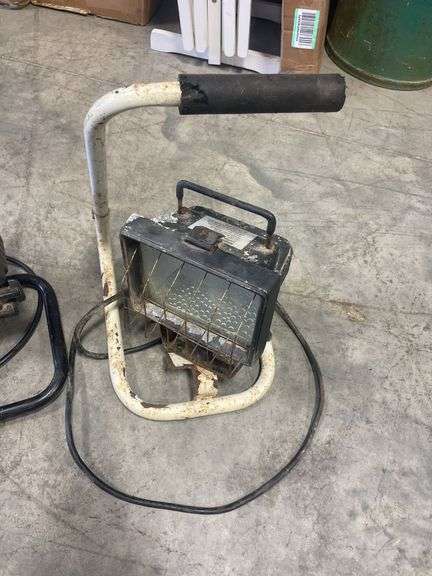 (2) work lights on stands