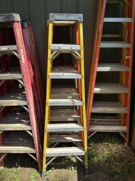 6 FOOT GREEN BULL FIBERGLASS STEP LADDER