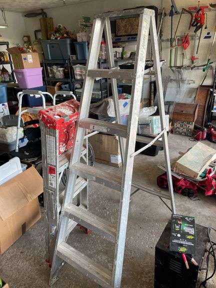 PAIR OF STEP LADDERS 4FT AND 6FT