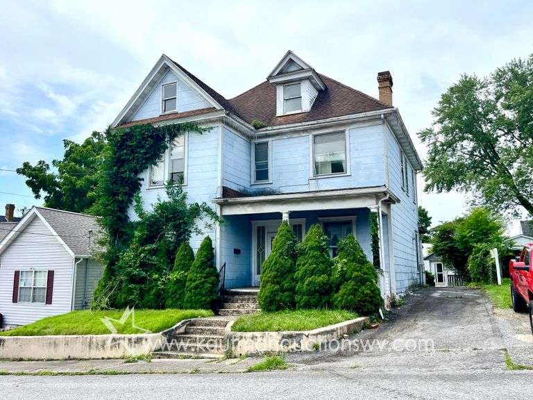 Fairmont 4 Bedroom Home with 4 Bay Garage