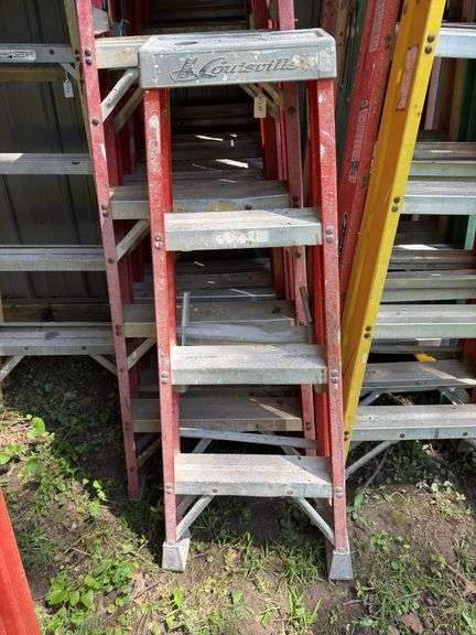 4 FOOT LOUISVILLE FIBERGLASS STEP LADDER