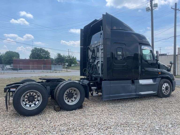 2017 Freightliner Cascadia - 525 horsepower semi truck - Body type TK