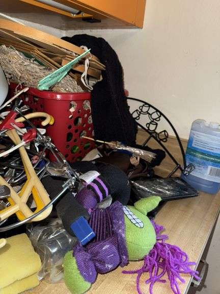 COUNTERTOP ITEMS INCL. RUSTIC DECOR, BAGS, HANGERS AND MORE