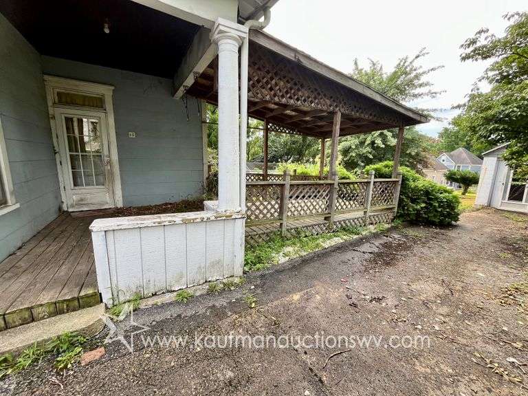 Fairmont 4 Bedroom Home with 4 Bay Garage