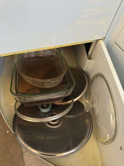 CUPBOARD OF GLASSWARE INCL. SEVERAL PYREX PANS