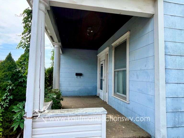 Fairmont 4 Bedroom Home with 4 Bay Garage
