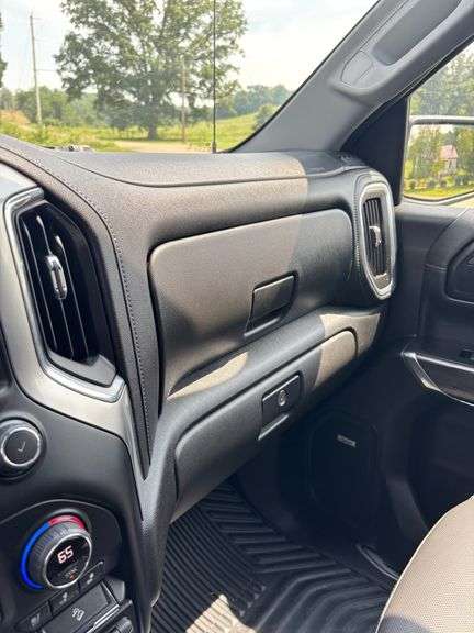 2021 Chevrolet 1500 LTZ , 4x4 ,Only 31,000 miles ,Leer Hard Top Bed Cover , Sharp !