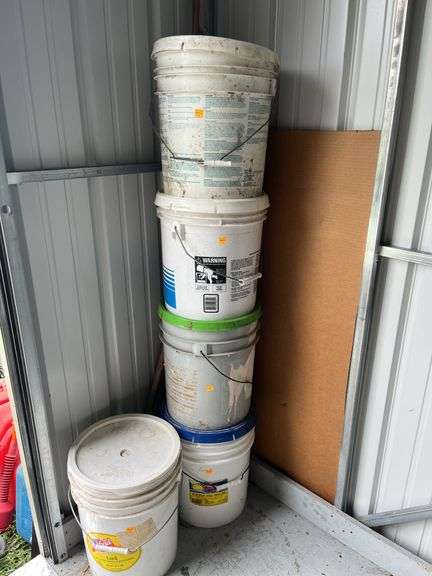 Fertilizer, Lime, De-Icer in 5 Gallon Buckets