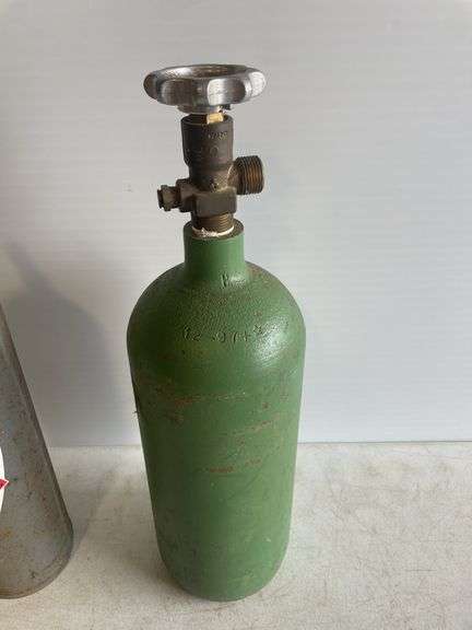Compressed oxygen and dissolved acetylene