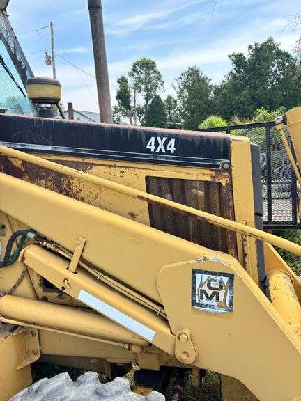 Caterpillar 416B Backhoe , 4x4 ( right side door window cracked ) Runs Good